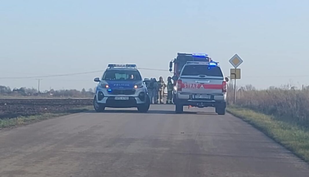 Bidziny: Zbiorniki po niezidentyfikowanej substancji leżały przy drodze. Na miejscu pracują służby