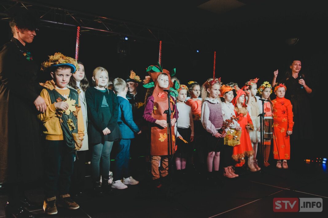 Jesień słowem malowana. Uczniowie szkoły w Rytwianach recytowali i śpiewali