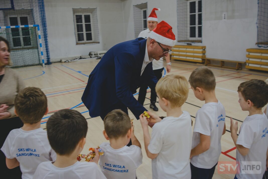 Mikołajki dla najmłodszych adeptów SKS Wisła Sandomierz. Spotkanie pełne uśmiechów