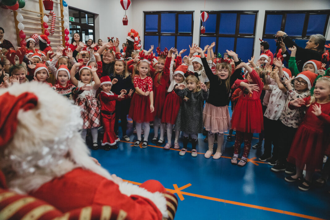 Święty Mikołaj u przedszkolaków z Pacanowa. Piękna niespodzianka od stowarzyszenia, rodziców i burmistrza