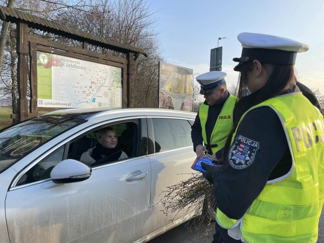 Zamiast mandatu rózga lub czekolada. Mikołajkowa akcja sandomierskiej drogówki