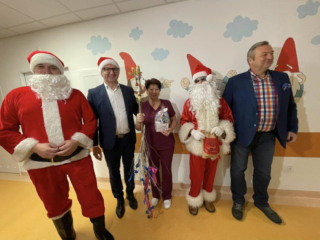 Święty Mikołaj odwiedził małych pacjentów szpitala w Sandomierzu