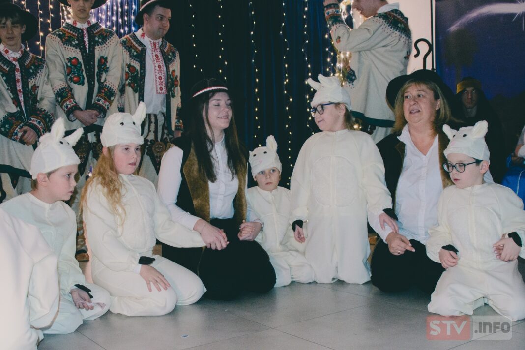 Piękne jasełka w Caritasie. Na scenie kilkadziesiąt osób