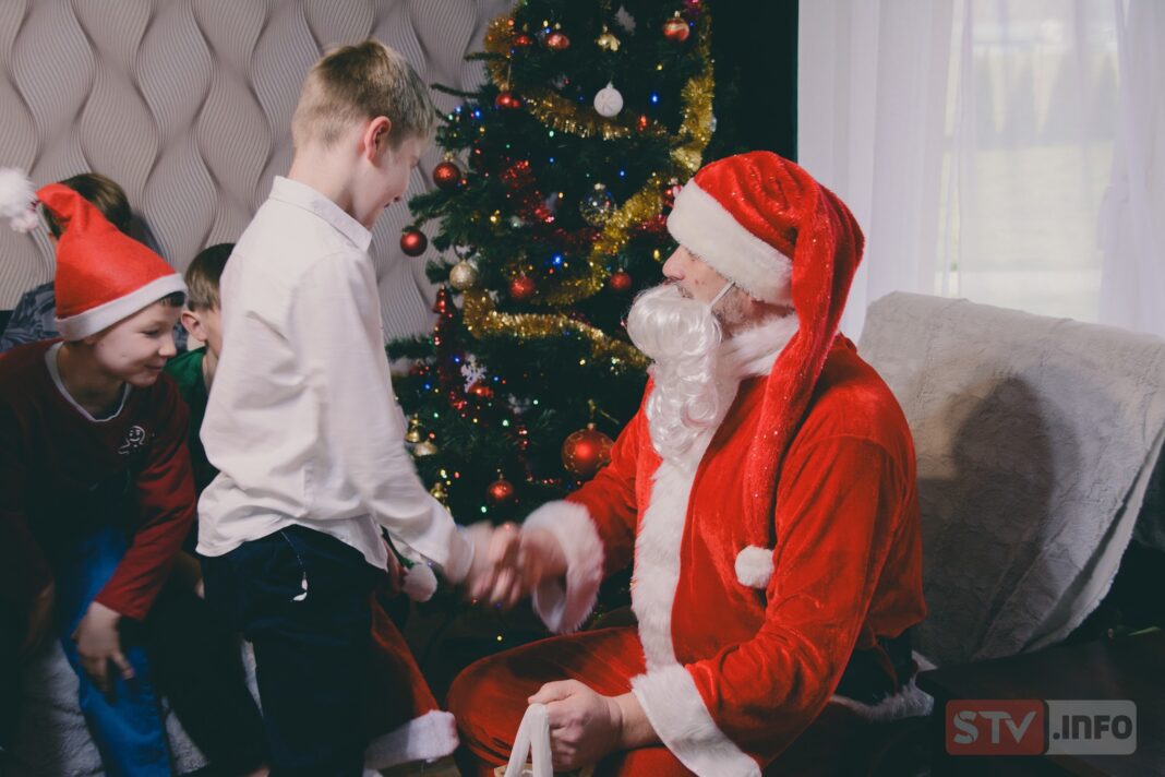 „Mikołajki” w domu dziecka w Łoniowie. Święty miał wyjątkowych pomocników.