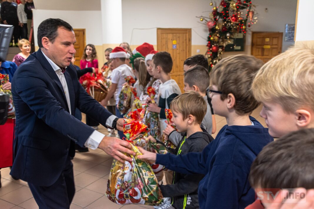 Słodki upominek od burmistrza Klimontowa. Paczka dla każdego ucznia