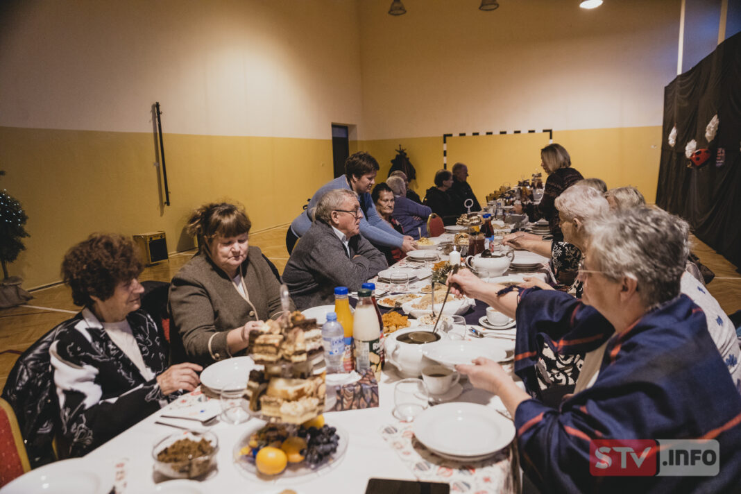 Danie wspólnych chwil. Seniorzy ze Sworonia ugoszczeni przez Koło Gospodyń Wiejskich
