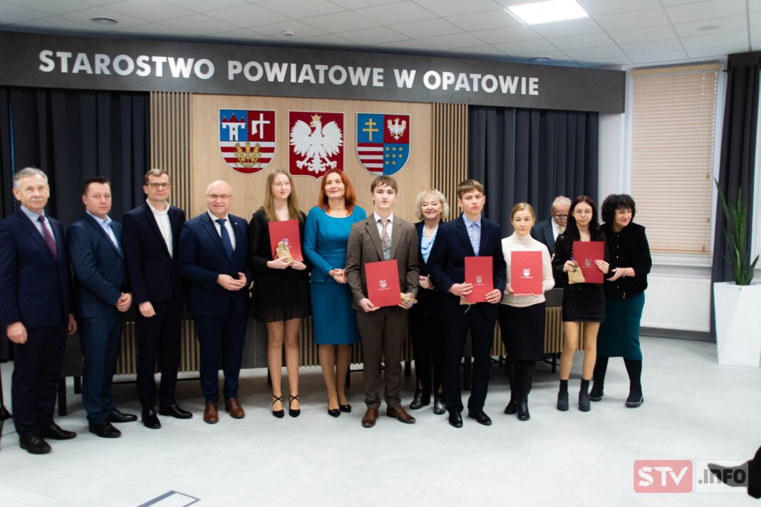 Stypendia dla 30 uczniów. Opatowski starosta nagrodził najlepszych