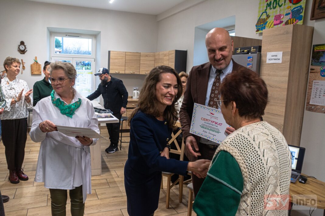 Seniorzy z Łoniowa i Świniar chodzili z kijkami. Projekt podsumowany