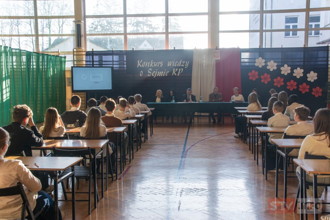 Uczniowie z Samborca wzięli udział w konkursie wiedzy o Sejmie RP