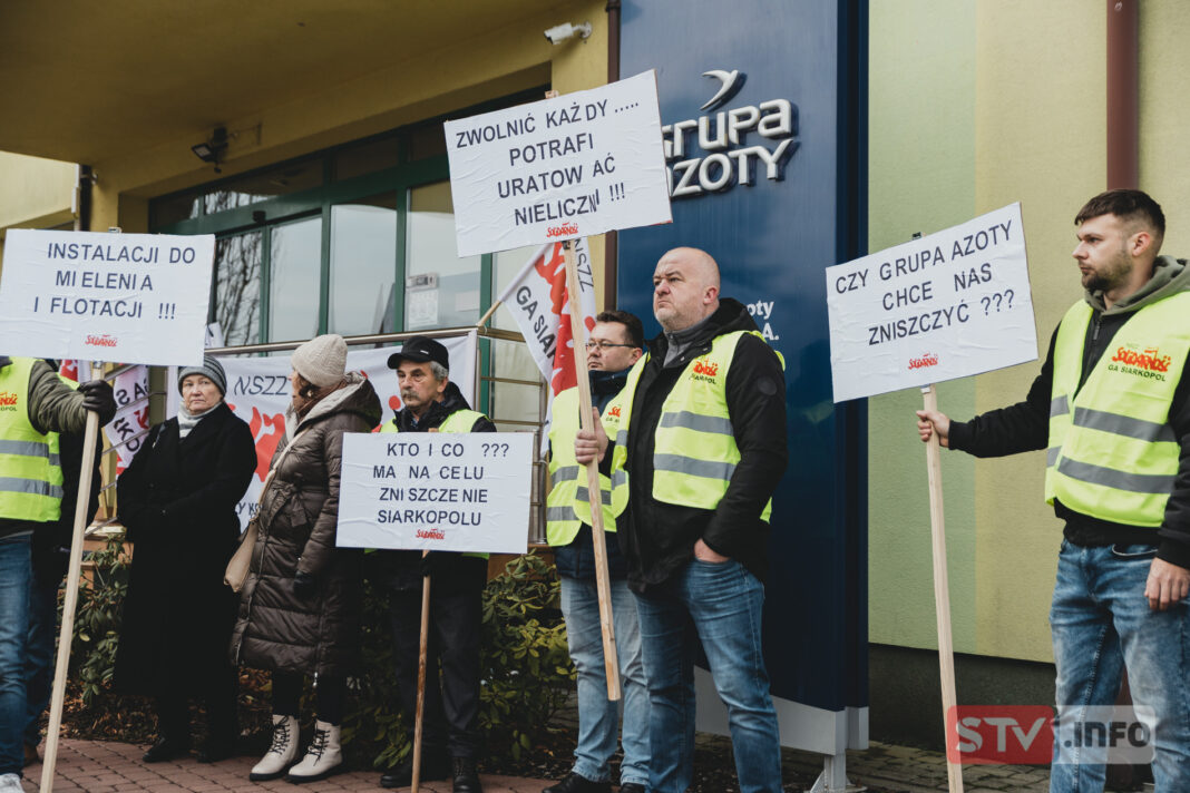 NSZZ Solidarność protestował pod Siarkopolem w Grzybowie. Domagali się zaprzestania zwolnień