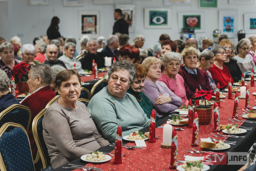 Piękna tradycja Wigilii dla samotnych w Obrazowie. Szczere życzenia popłynęły od władz gminy