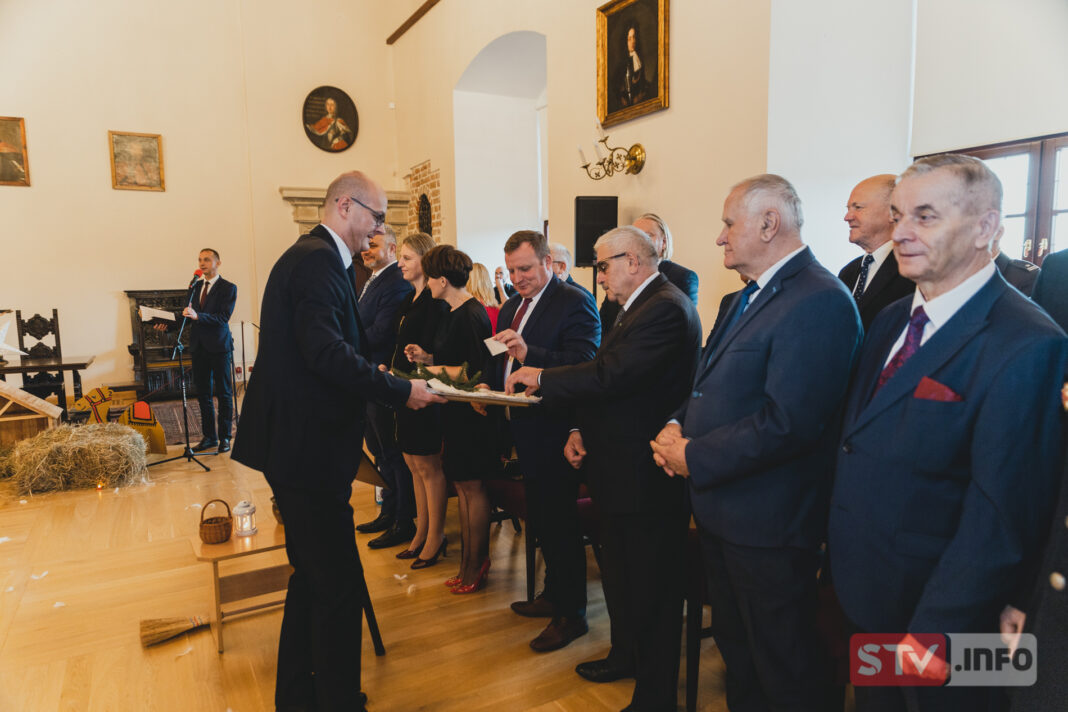 Wspólna Wigilia na zamku w Sandomierzu. Przedstawiciele różnych środowisk przełamali się opłatkiem