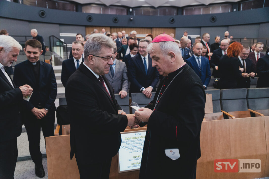 Spotkanie wigilijne u wojewody. Dziennikarze, samorządowcy i parlamentarzyści przełamali się opłatkiem