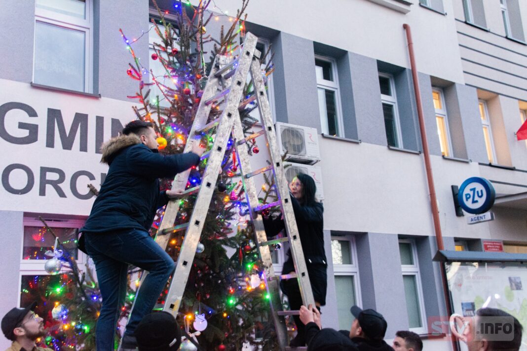 Wielkie ubieranie choinki w Samborcu. Od środy drzewko lśni świątecznym blaskiem