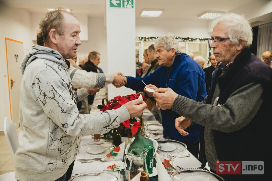 Wigilia dla bezdomnych i ubogich w Caritas. Wręczono paczki ze świątecznymi produktami