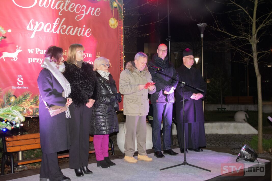 Wigilia w parku przy Baczyńskiego w Sandomierzu. Były życzenia, kolędowanie i postne potrawy