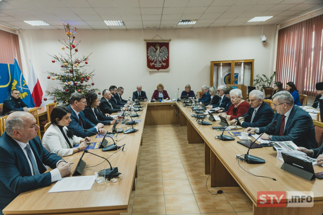 Powiat staszowski z budżetem na 2025 rok. 16 radnych było za, 2 przeciw