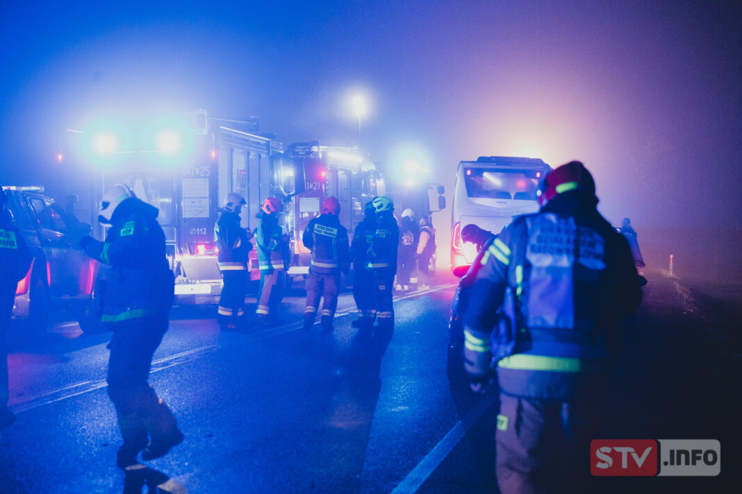 „Zjeżdżaliśmy powoli do rowu”. Wypadek busa na DK79 we Wlonicach. Jedna osoba w stanie ciężkim