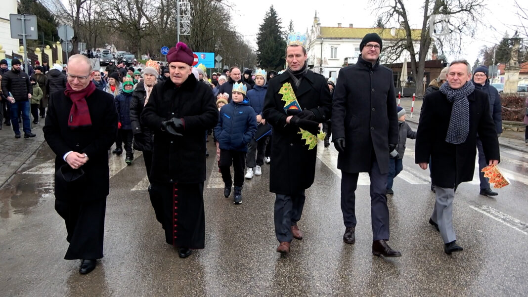 Barwne orszaki w Sandomierzu. Na rynku Trzej Królowie pokłonili się Jezusowi