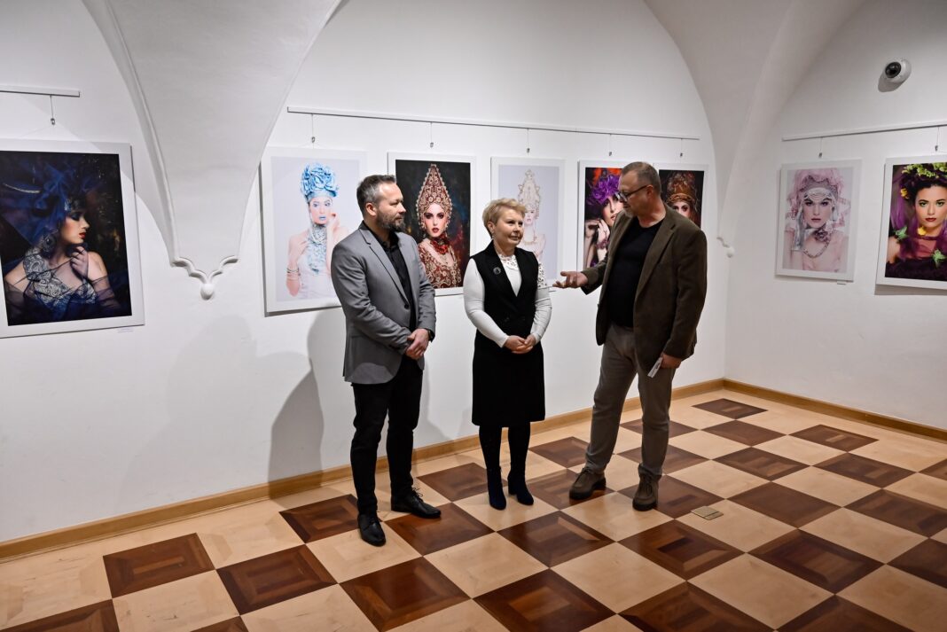 Wystawę artystycznych fotografii modelek można oglądać w sandomierskim Ratuszu