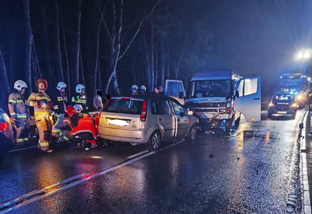 Zderzenie osobówki z busem na DK79 w Niekrasowie. Nie żyje 80-letni kierowca