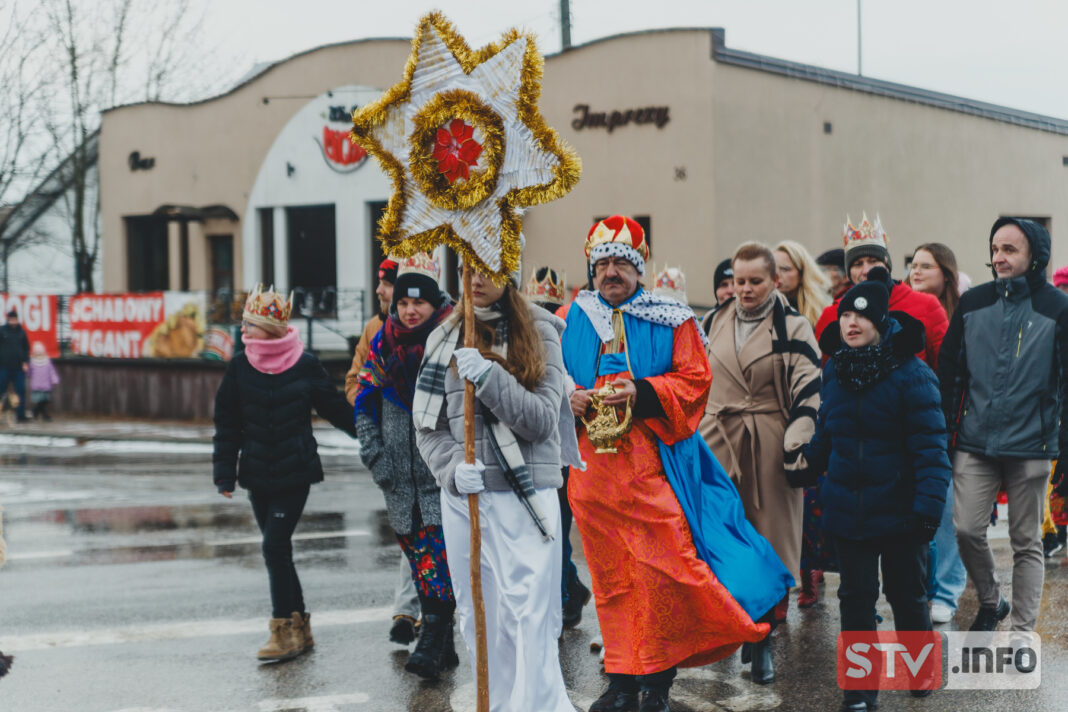 Orszak Trzech Króli w Tarłowie. Częstowano tradycyjnymi Szczodrakami i słodkościami