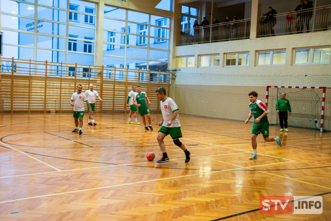 Samorządowcy „kopali” w Samborcu. Gospodarze najlepsi