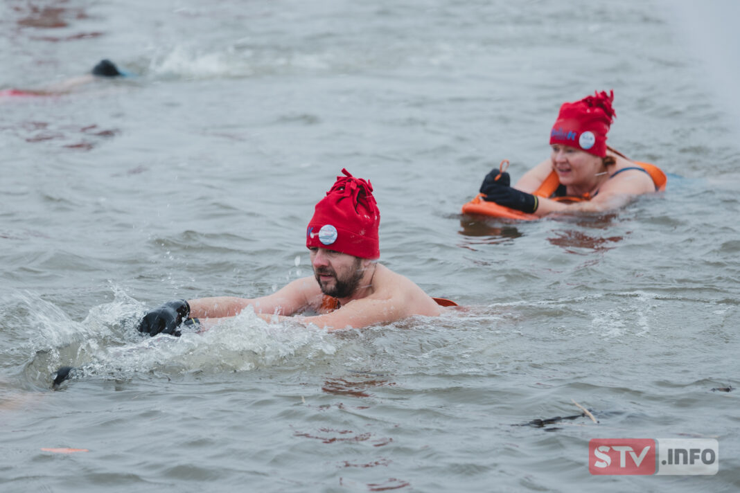 Morsy z całej Polski w Sandomierzu pokonały Wisłę wpław