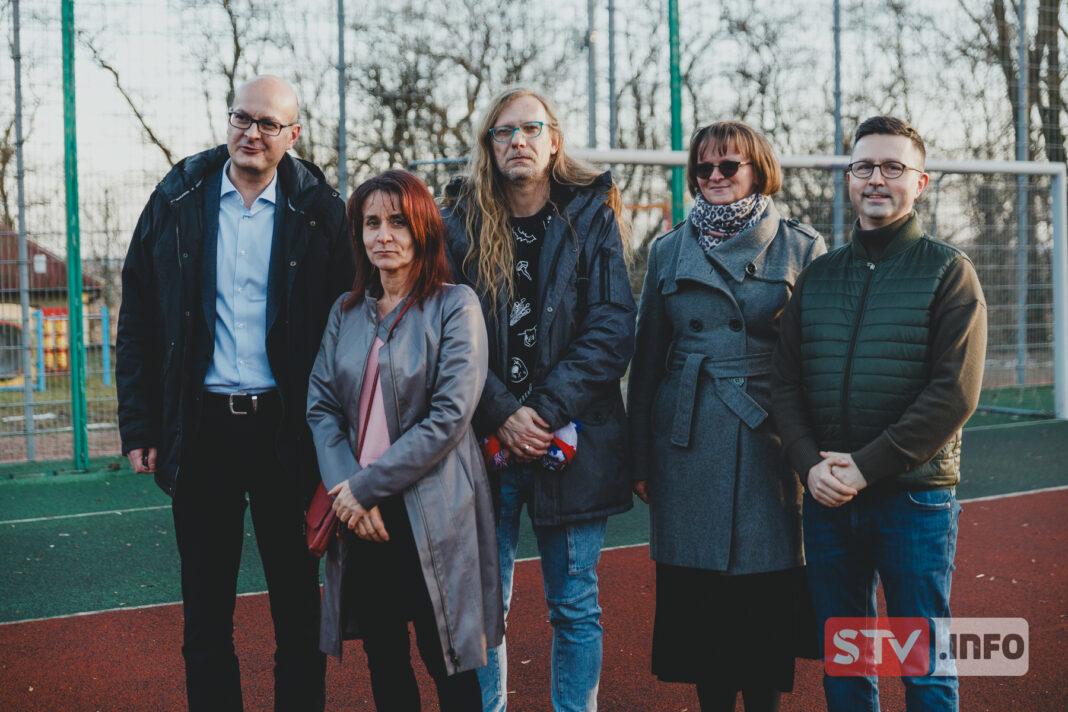 Nowe oświetlenie przy boisku „Katolika”. Teraz młodzi piłkarze mogą trenować po zmroku