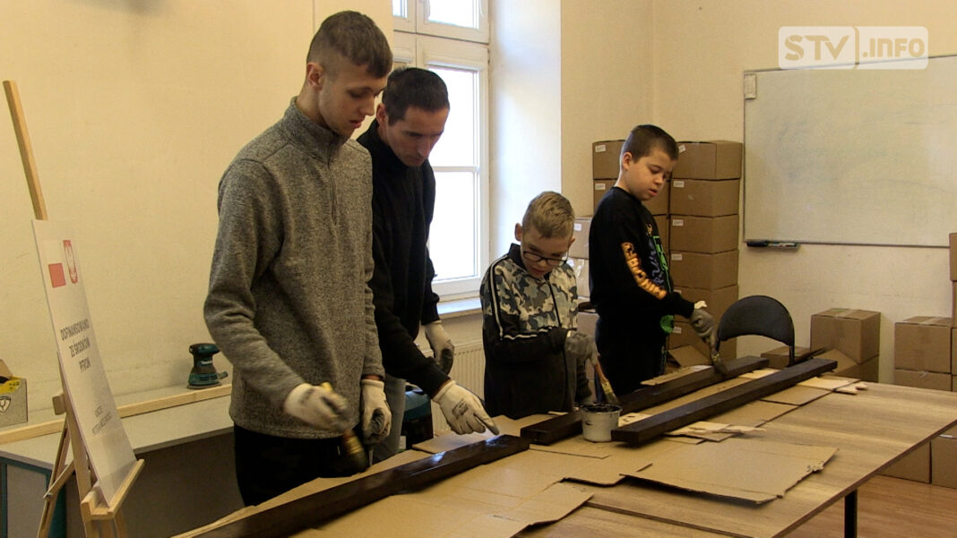 Projekt Caritasu pomaga w uzyskaniu samodzielności. Uczestnicy zajęć stolarskich tworzą przydatne akcesoria