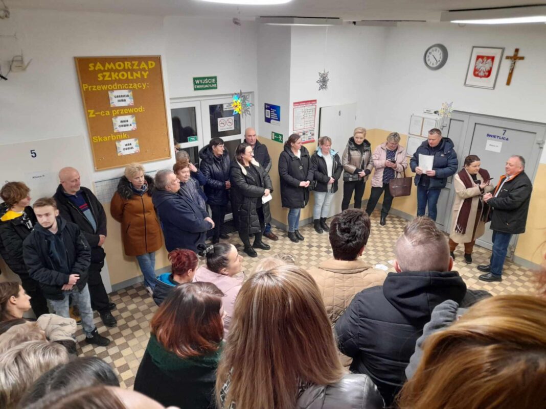 Tłumy rodziców na spotkaniu w sprawie przyszłości szkoły w Gieraszowicach