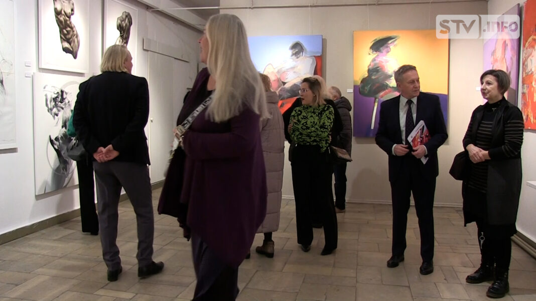 Akty i abstrakcje Sławomira Mikawoza zagościły w sandomierskiej galerii BWA