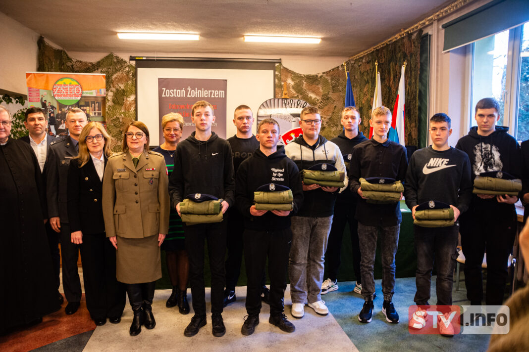 Sandomierska „Budowlanka” przygotowuje żołnierzy. 8 uczniów otrzymało mundury