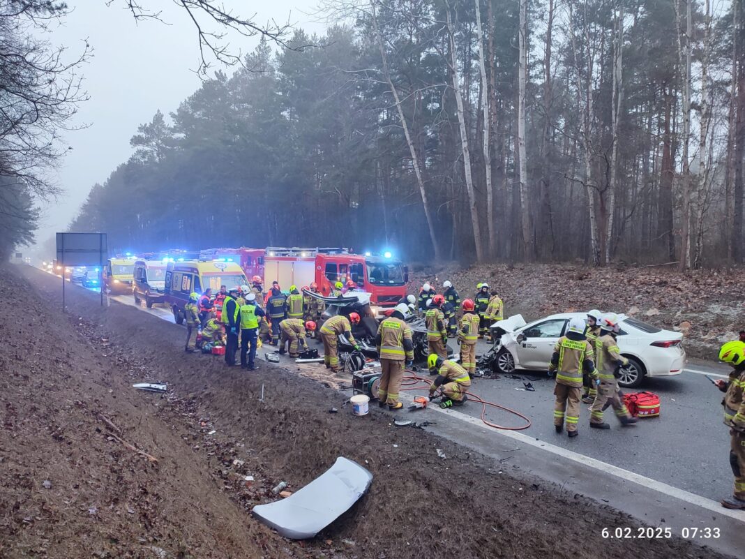 Wypadek na DK74. W zderzeniu dwóch samochodów ucierpiało 6 osób