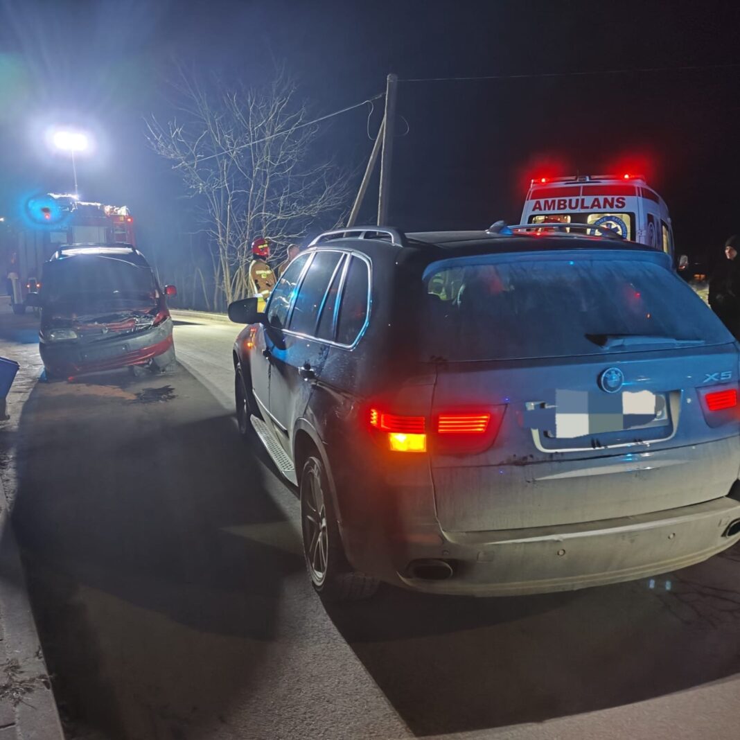 BOGORIA: Strażak jechał do remizy na wezwanie. Zderzył się czołowo z innym pojazdem