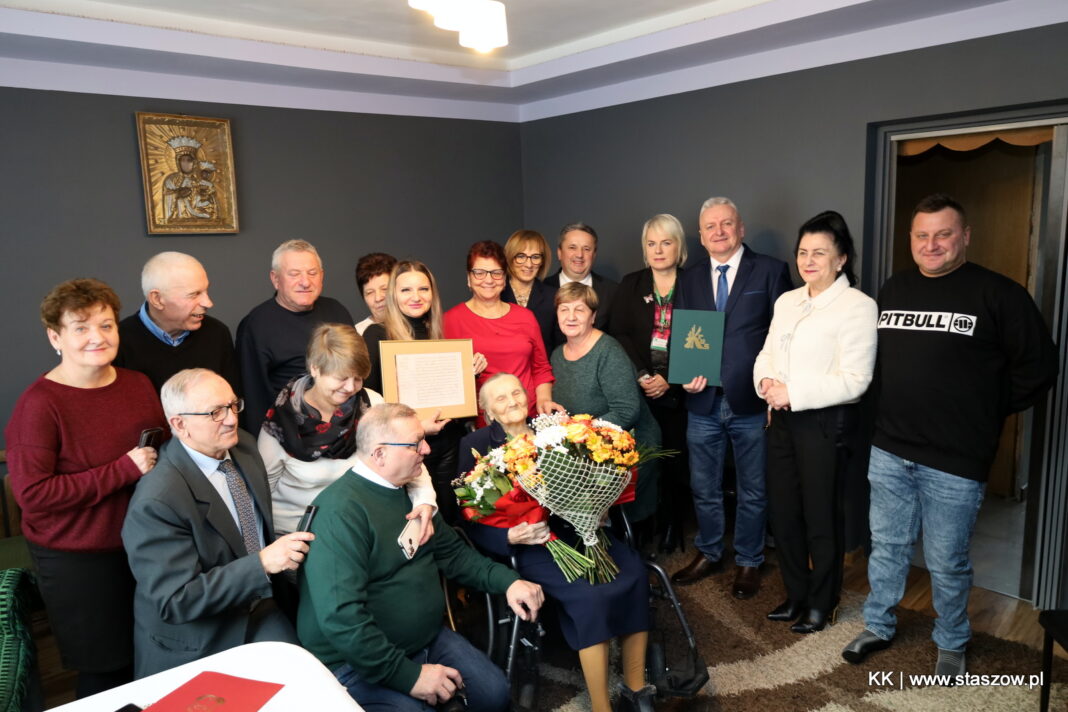 Setne urodziny Pani Reginy Dyl ze Smerdyny. Gratulacje i życzenia od władz Staszowa