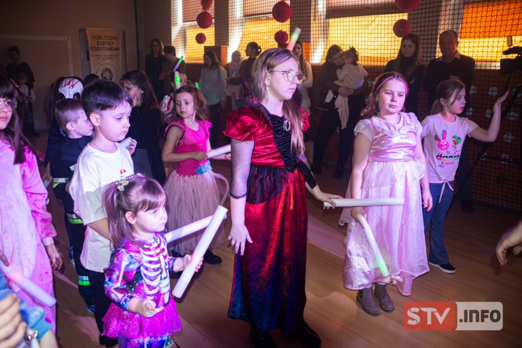 Bal karnawałowy w PSP Suchowola. Uczniowie szaleli na parkiecie