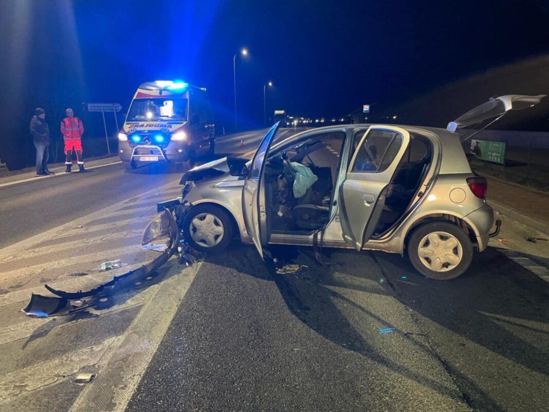 Zderzenie dwóch osobówek na drodze krajowej w Łoniowie. W jednym z aut zapalił się silnik
