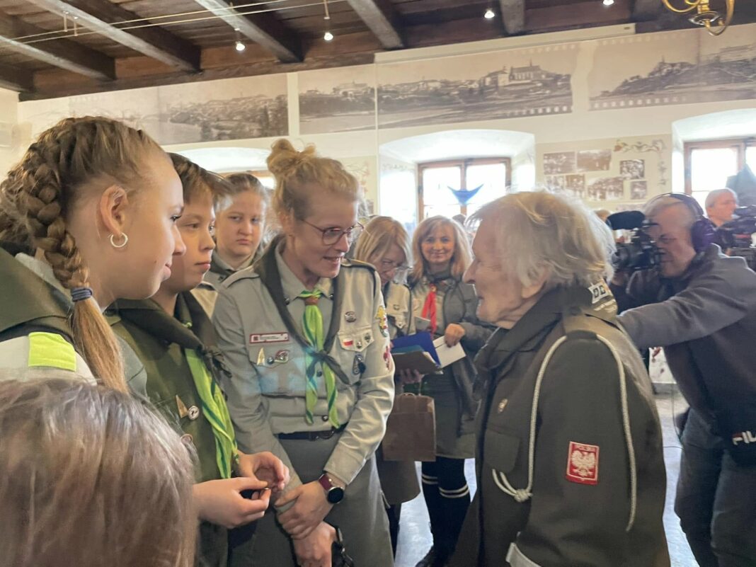 Wystawa o sandomierskim harcerstwie. Zachwycające fotografie zaprezentowano w Ratuszu