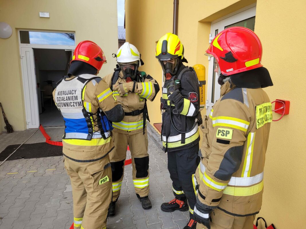 Ćwiczenia strażaków na obiekcie ZAZ w Sandomierzu