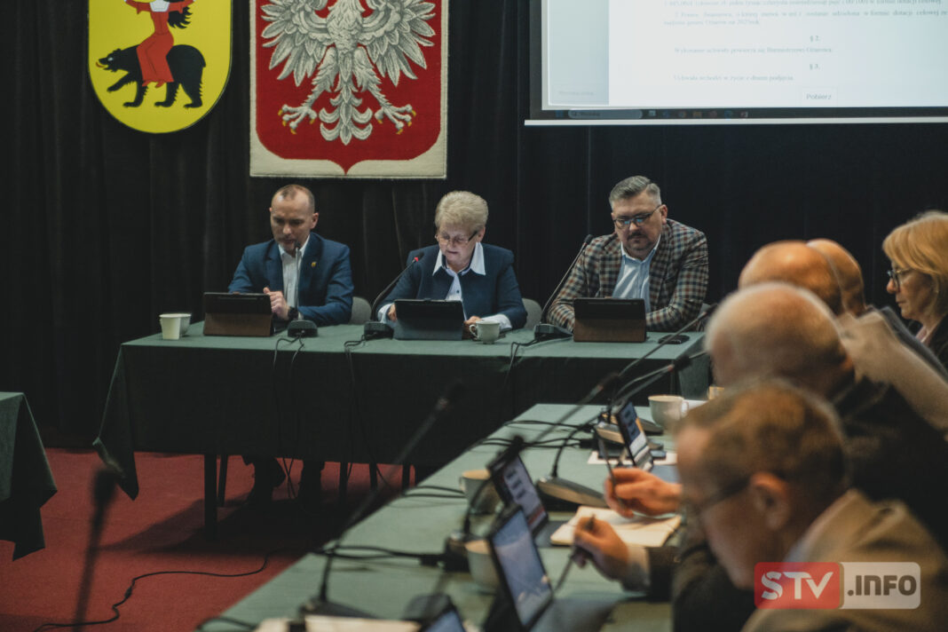 Było na rozrywkę nie ma na wkład własny. Ożarów tnie wydatki i szuka pieniędzy