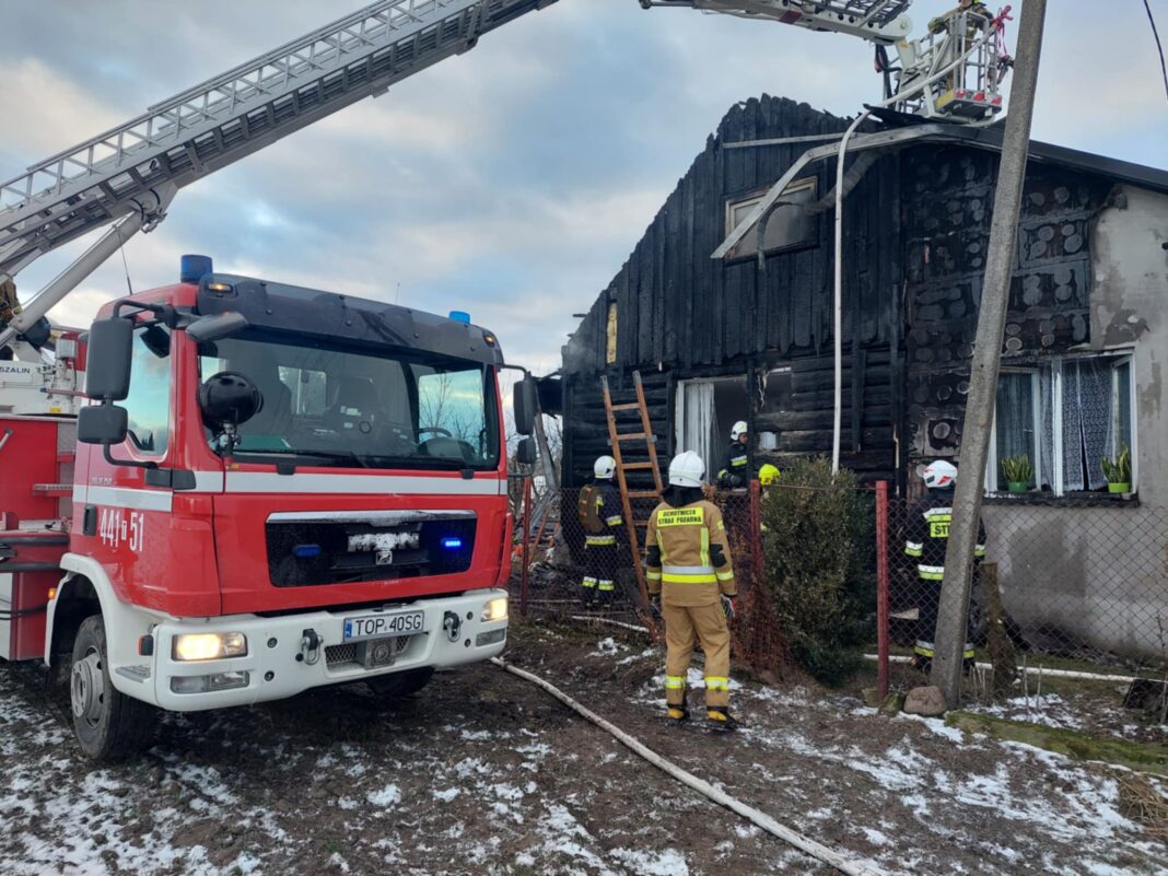 Płonął dom w Borkowie w gminie Iwaniska. Rodzina straciła dach nad głową