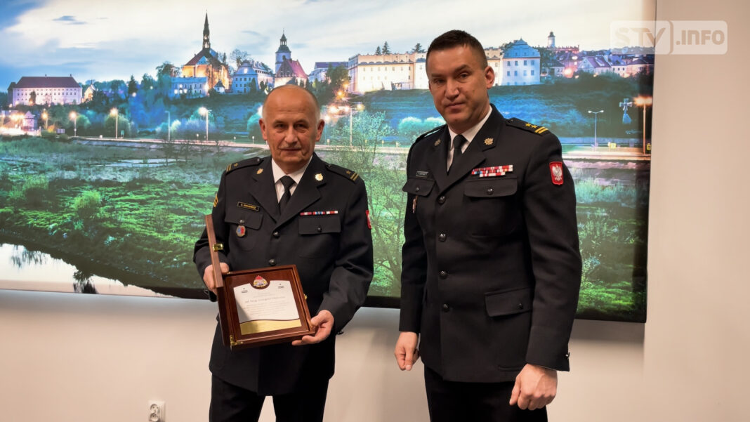 Zasłużona emerytura dla Grzegorza Niklewicza. Uroczysty apel u sandomierskich strażaków
