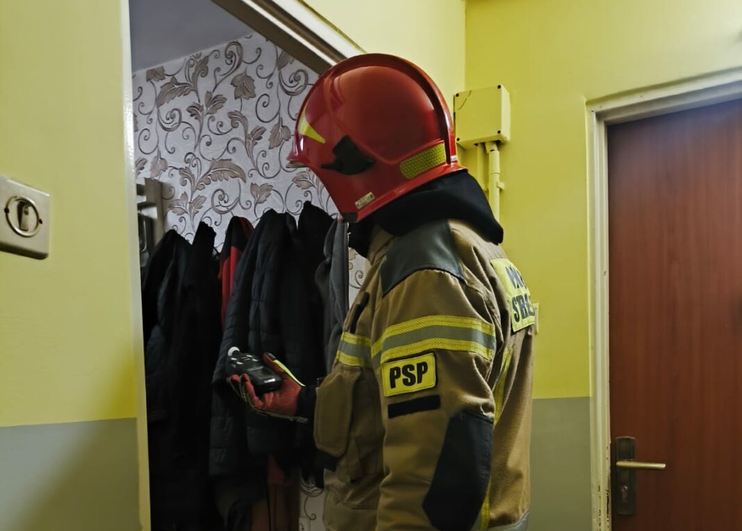 Przynieśli czujkę do komendy, żeby sprawdzić czy działa. Okazało się, że alarm uratował ludziom życie