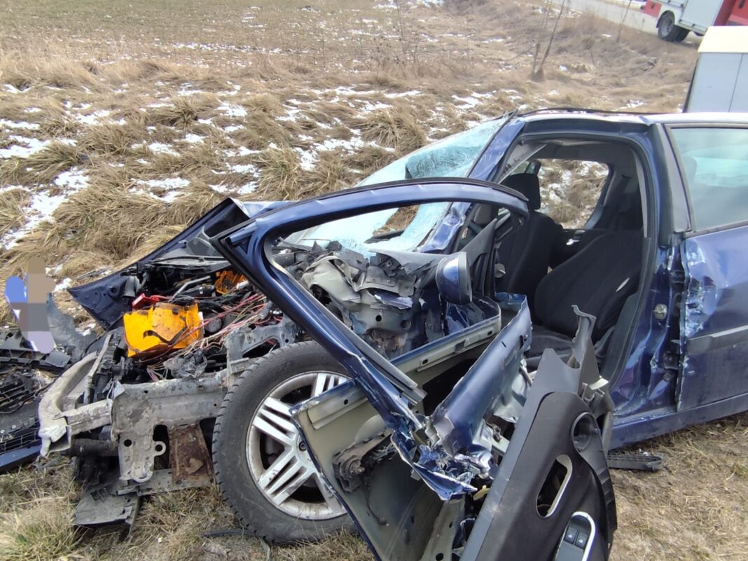 Wypadek na DW765 na obwodnicy Kurozwęk. 27-letnia kobieta śmigłowcem przetransportowana do szpitala