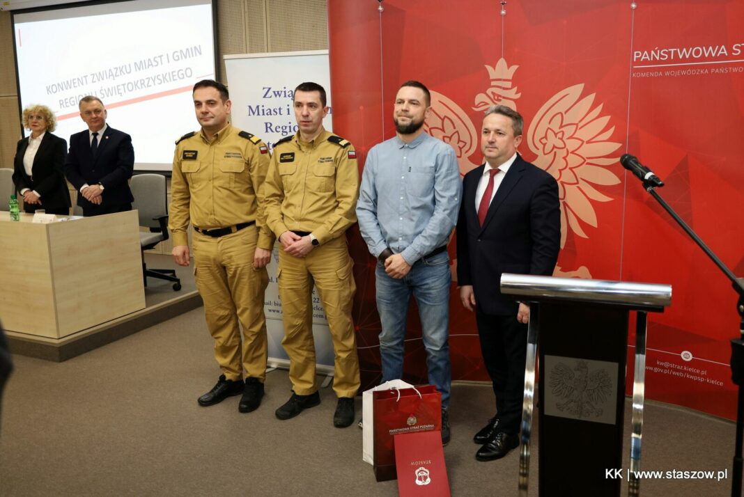 Mirosław Wyrzykowski ze Staszowa nagrodzony za uratowanie 15-latki z pożaru