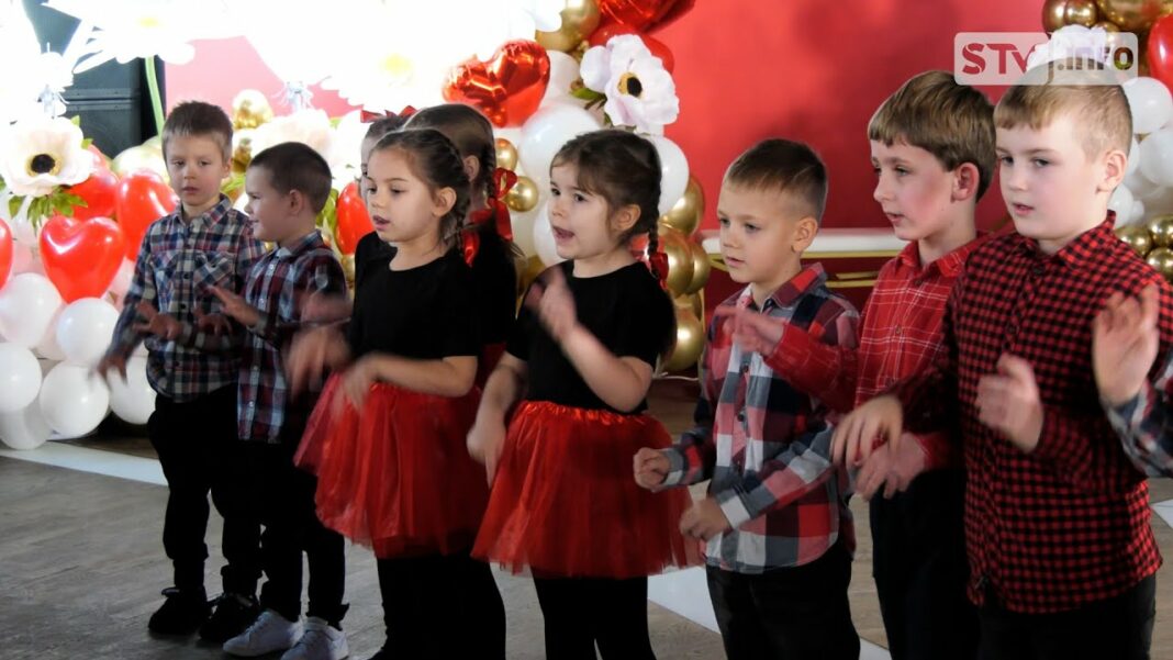 Przedszkolaki z sandomierskiego przedszkola „Jaś i Małgosia” i ich dziadkowie bohaterami balu.