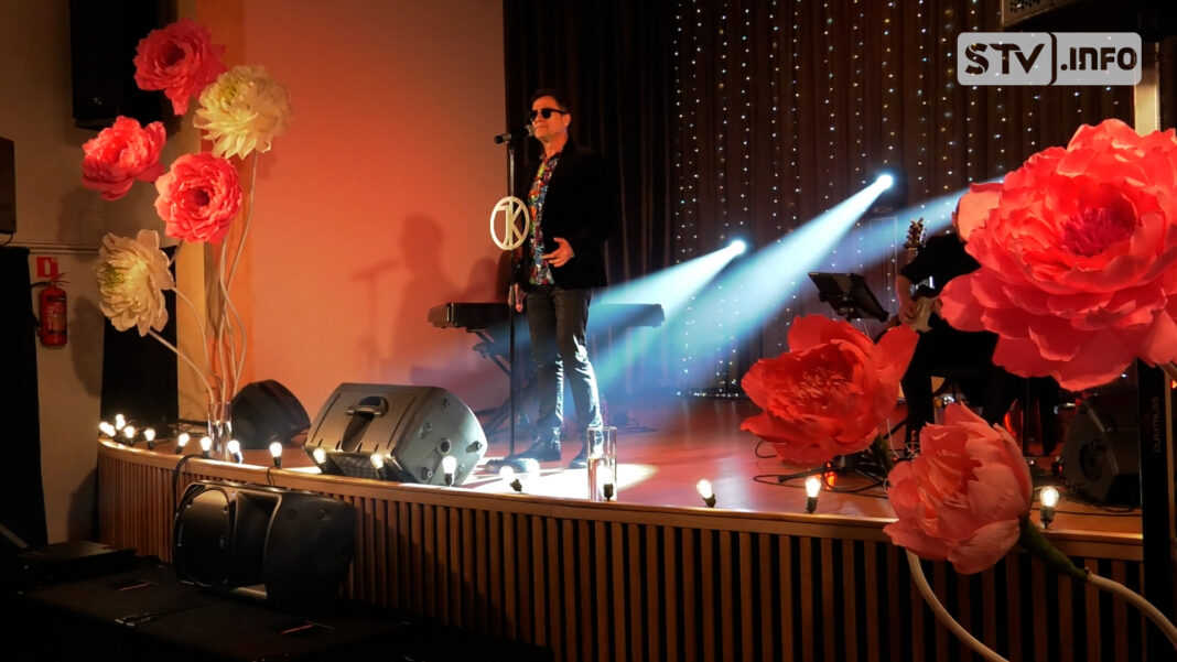 Radosny Dzień Kobiet w Bogorii. Zaśpiewał Jacek Kawalec