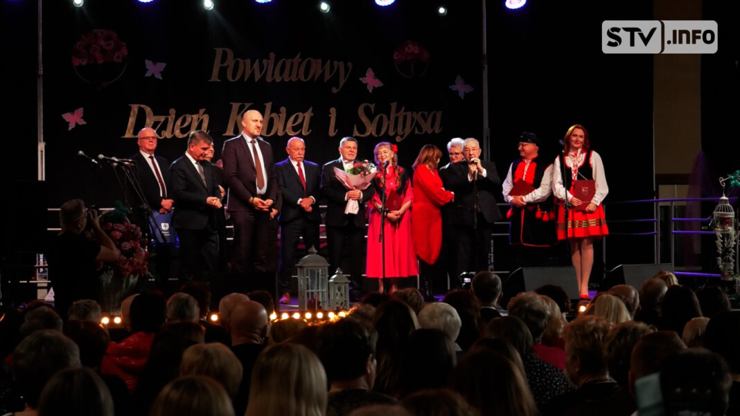 W Opatowie świętowały panie i sołtysi. Były kwiaty, życzenia i dobra zabawa