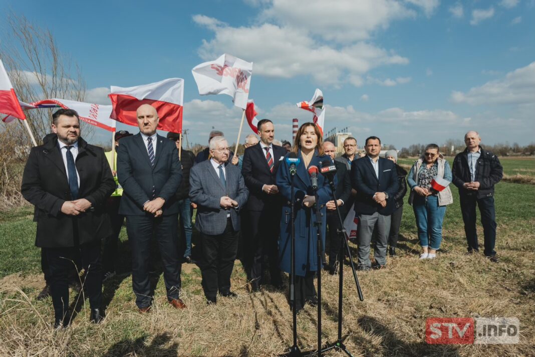 Protest posłów PiS i związkowców pod Elektrownią Połaniec